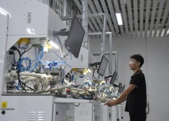 Seorang teknisi bekerja di area uji sel bahan bakar di pusat teknologi energi hidrogen Great Wall Motor (GWM) di Baoding, Provinsi Hebei, China utara, pada 15 Juli 2021. (Xinhua/Zhu Xudong)