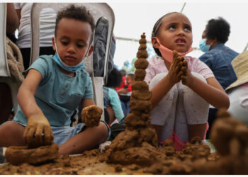 Anak-anak mengubah tanah liat menjadi berbagai bentuk dalam sebuah acara seni di Meskel Square yang berlokasi di Addis Ababa, Ethiopia, pada 16 Oktober 2021. (Xinhua/Michael Tewelde)