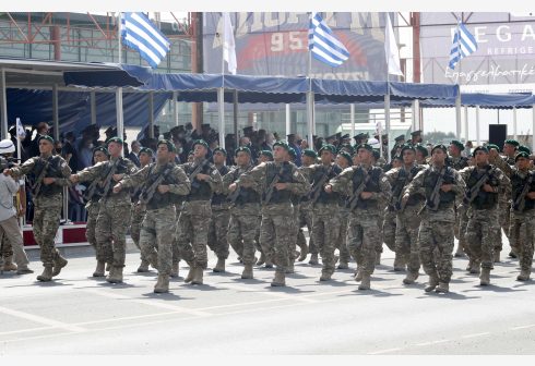 Para prajurit Garda Nasional Siprus berjalan berbaris dalam parade militer untuk merayakan Hari Kemerdekaan ke-61 Siprus di Nicosia, Siprus, pada 1 Oktober 2021. (Xinhua/George Christophorou)