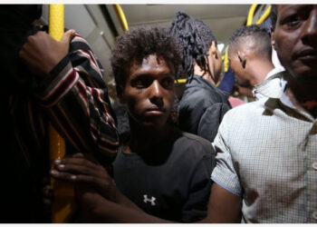 Para pencari suaka yang ditahan oleh otoritas Libya terlihat di dalam bus menuju pusat akomodasi imigran di wilayah Gargaresh, Tripoli, Libya, pada 8 Oktober 2021. (Xinhua/Hamza Turkia)