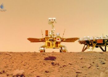 Foto yang dirilis pada 11 Juni 2021 oleh Administrasi Luar Angkasa Nasional China (China National Space Administration/CNSA) ini menunjukkan swafoto wahana penjelajah Mars pertama China, Zhurong, dengan platform pendaratan. (Xinhua/CNSA)