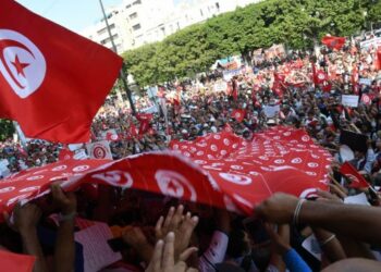 Warga Tunisia turun ke jalan, melambai-lambaikan bendera nasional Tunisia serta meneriakkan slogan-slogan untuk mendukung presiden mereka, Kais Saied, di Tunis, Tunisia, pada 3 Oktober 2021. (Xinhua/Adel Ezzine)