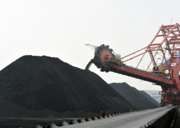 Foto yang diabadikan pada 7 Juli 2021 ini menunjukkan proses pemuatan batu bara di pelabuhan Huanghua di Cangzhou, Provinsi Hebei, China utara. (Xinhua/Fu Xinchun)