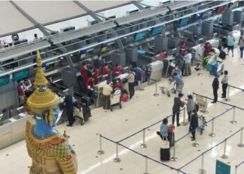 Para pelancong terlihat di Bandar Udara Internasional Suvarnabhumi di Bangkok, Thailand, pada 22 Oktober 2021. (Xinhua/Rachen Sageamsak)