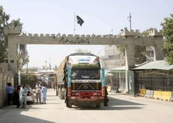 Sejumlah truk memasuki Pakistan di titik perlintasan perbatasan Torkham antara Pakistan dan Afghanistan di Torkham, Pakistan barat laut, pada 3 September 2021. (Xinhua/Ahmad Kamal)