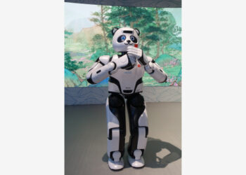 Foto yang diabadikan pada 29 September 2021 ini menunjukkan sebuah robot pemandu wisata di Paviliun China dalam ajang Expo 2020 Dubai di Dubai, Uni Emirat Arab (UEA). (Xinhua/Yan Jing)