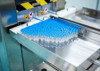 Sejumlah vial terlihat dalam operasi pengisian dan penyelesaian (fill-and-finish) vaksin Sinovac di perusahaan farmasi Malaysia, Pharmaniaga, yang berada di pinggiran Kuala Lumpur, Malaysia, pada 5 Oktober 2021. (Xinhua/Zhu Wei)