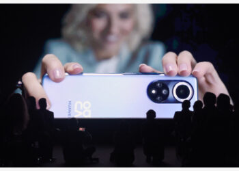 Orang-orang menonton video tentang ponsel pintar Huawei Nova 9 saat presentasi sejumlah produk baru Huawei di Messe Wien di Wina, Austria, pada 21 Oktober 2021. Raksasa teknologi China Huawei pada Kamis (21/10) meluncurkan sejumlah produk baru, termasuk ponsel pintar nova 9, FreeBuds Lipstick, dan jam tangan GT3. (Xinhua/Guo Chen)