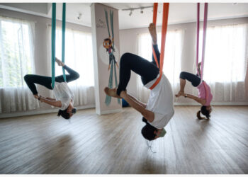 Sejumlah wanita mengikuti kelas aerial yoga di Aerial Jooga Studio di Serpong, Tangerang Selatan, pada 9 Oktober 2021. (Xinhua/Agung Kuncahya B.)