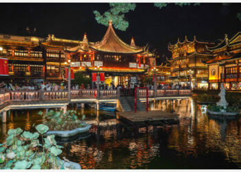 Para wisatawan mengunjungi Taman Yuyuan di Shanghai, China timur, pada 2 Oktober 2021. Sabtu (2/10) merupakan hari kedua libur Hari Nasional China yang berlangsung selama sepekan. (Xinhua/Wang Xiang)