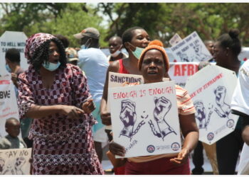 Para pengunjuk rasa mengikuti aksi protes yang digelar di dekat Kedutaan Besar Amerika Serikat (AS) di Harare, Zimbabwe, pada 25 Oktober 2021. (Xinhua/Tafara Mugwara)
