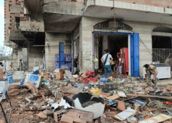 Foto yang diabadikan pada 31 Oktober 2021 ini menunjukkan bangunan yang rusak usai serangan bom mobil di dekat gerbang luar Bandar Udara Internasional Aden di Aden, Yaman. (Xinhua/Murad Abdo)