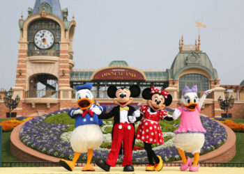 Para penampil menyapa wisatawan di pintu masuk taman hiburan Disneyland Shanghai di Shanghai, China timur, pada 11 Mei 2020. (Xinhua/Ren Long)