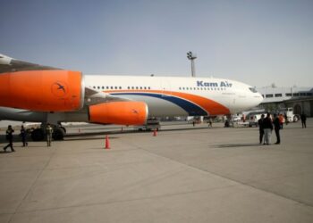 Foto yang diabadikan pada 31 Oktober 2021 ini menunjukkan sebuah pesawat kargo dalam upacara pembukaan kembali keran ekspor kacang pinus ke China di Bandar Udara Internasional Kabul di Kabul, Afghanistan. (Xinhua/Saifurahman Safi)
