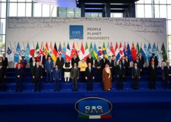 Para partisipan yang menghadiri Konferensi Tingkat Tinggi (KTT) Para Pemimpin G20 berpose untuk difoto bersama di Roma, Italia, pada 30 Oktober 2021. (Xinhua/Alberto Lingria)