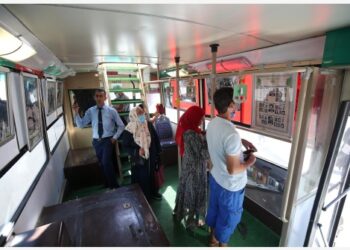 Masyarakat Aljazair mengunjungi sebuah museum keliling yang dialihfungsikan dari sebuah bus di Aljir, Aljazair, pada 31 Oktober 2021. (Xinhua)