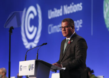 (211031) -- GLASGOW, 31 Oktober, 2021 (Xinhua) -- Presiden COP26 Alok Sharma berpidato pada upacara pembukaan COP26 di Glasgow, Skotlandia, Britania Raya, pada 31 Oktober 2021. Konferensi Para Pihak Persatuan Bangsa-Bangsa (PBB) tentang Perubahan Iklim ke-26 (United Nations Climate Change Conference of the Parties/COP26), yang tertunda satu tahun karena pandemi COVID-19, dibuka pada Minggu (31/10) di Glasgow, Skotlandia. Sebagai konferensi pertama setelah siklus tinjauan lima tahun di bawah Perjanjian Paris yang ditandatangani pada 2015, para delegasi diharapkan untuk meninjau kemajuan secara keseluruhan dan merencanakan tindakan masa depan terkait perubahan iklim dalam dua pekan mendatang. (Xinhua/Han Yan)
