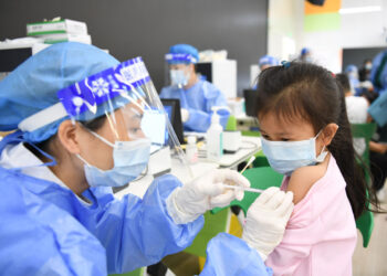 (211101) -- GUANGZHOU, 1 November, 2021 (Xinhua) -- Tenaga kesehatan menyuntikkan dosis vaksin COVID-19 kepada seorang pelajar di sebuah sekolah dasar (SD) di Guangzhou, Provinsi Guangdong, China selatan, pada 1 November 2021. Guangzhou mulai memberikan vaksinasi COVID-19 kepada anak-anak berusia 3 hingga 11 tahun. (Xinhua/Deng Hua)