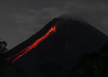 YOGYAKARTA, Foto yang diabadikan pada 1 November 2021 ini menunjukkan material vulkanik yang menyembur dari Gunung Merapi, seperti yang terlihat dari Desa Tritis di Kabupaten Sleman, Daerah Istimewa Yogyakarta. (Xinhua/Priyo Utomo)