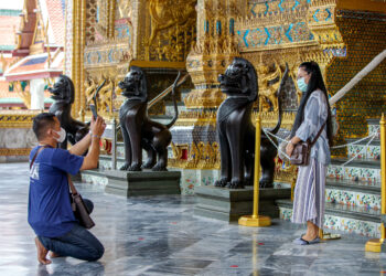 BANGKOK, Seorang wisatawan berpose untuk difoto di Grand Palace di Bangkok, Thailand, pada 1 November 2021. Thailand pada Senin (1/11) kembali dibuka untuk pengunjung yang sudah divaksinasi dari 60 lebih negara dan kawasan di tengah upaya untuk membangkitkan perekonomiannya yang dihantam pandemi. Setelah berbulan-bulan ditutup akibat COVID-19, Grand Palace Bangkok yang ikonik kembali dibuka untuk pengunjung pada Senin, dengan syarat mereka mematuhi aturan pengendalian epidemi. (Xinhua/Wang Teng)