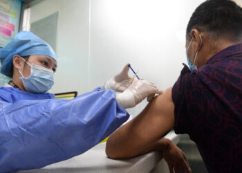 NANNING, Seorang warga mendapatkan suntikan vaksin penguat (booster) COVID-19 di pusat layanan kesehatan masyarakat di Distrik Qingxiu di Nanning, Daerah Otonom Etnis Zhuang Guangxi, China selatan, pada 2 November 2021. (Xinhua/Lu Boan)