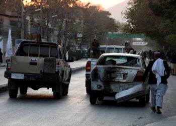 KABUL, Sebuah mobil yang rusak terlihat di dekat lokasi serangan di Kabul, ibu kota Afghanistan, pada 2 November 2021. Setidaknya 15 orang tewas dan beberapa lainnya luka-luka akibat serangan teroris di sebuah rumah sakit militer di Kabul pada Selasa (2/11), lapor saluran televisi lokal. Sebuah bom meledak di dekat rumah sakit militer di Kabul sekitar pukul 13.00 waktu setempat, diikuti oleh beberapa kali suara tembakan senjata, ujar juru bicara Kementerian Dalam Negeri Afghanistan Qari Sayed Khost, yang tidak memberikan rincian lebih lanjut. (Xinhua/Saifurahman Safi)