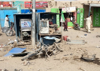 KHARAN, Foto yang diabadikan pada 2 November 2021 ini menunjukkan lokasi ledakan bom di Distrik Kharan, Provinsi Balochistan, Pakistan. Empat belas orang terluka dalam ledakan bom pada Selasa (2/11) tersebut, menurut sumber dari kepolisian. (Xinhua/Str)