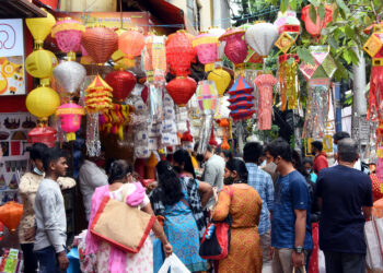 BANGALORE, Berbagai lentera dan lampu warna-warni dijual di kios-kios pinggir jalan menjelang festival cahaya umat Hindu, Festival Diwali, di Bangalore, India, pada 3 November 2021. (Xinhua/Str)