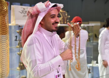 RIYADH, Seorang peserta pameran memperkenalkan kalung emas di Pameran Perhiasan Unik di Riyadh, Arab Saudi, pada 3 November 2021. Diselenggarakan di area seluas 38.000 meter persegi, pameran tersebut merupakan bagian dari acara Riyadh Season 2021 kedua. (Xinhua/Wang Haizhou)