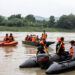 BOJONEGORO, Personel tim Search and Rescue (SAR) menaiki perahu karet dalam operasi pencarian perahu terbalik di Sungai Bengawan Solo di Bojonegoro, Provinsi Jawa Timur, pada 4 November 2021. Sebuah perahu yang mengangkut puluhan orang terbalik di Sungai Bengawan Solo akibat derasnya arus pada Rabu (3/11). (Xinhua/Kurniawan)
