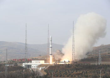 TAIYUAN, Sebuah satelit ilmu Bumi diluncurkan dari Pusat Peluncuran Satelit Taiyuan di Taiyuan, Provinsi Shanxi, China utara, pada 5 November 2021. Satelit tersebut, yang dinamai Guangmu, diluncurkan oleh roket pengangkut Long March-6 pada pukul 10.19 Waktu Beijing atau pukul 09.19 WIB dan berhasil memasuki orbit yang direncanakan. (Xinhua/Zheng Bin)