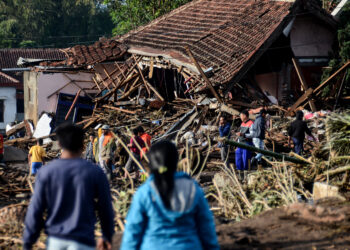 MALANG, Sebuah rumah yang rusak terlihat usai banjir bandang akibat hujan deras yang melanda Desa Bulukerto di Malang, Provinsi Jawa Timur, pada 5 November 2021. (Xinhua/Aditya Hendra)