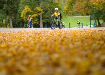 BRUSSEL, Anak-anak bersepeda di Taman Woluwe di Brussel, Belgia, pada 5 November 2021. (Xinhua/Zhang Cheng)