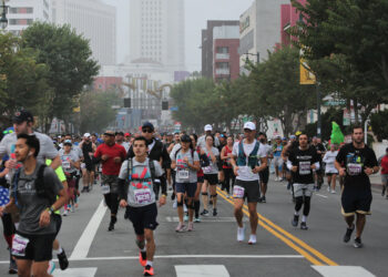 LOS ANGELES, Para peserta berkompetisi dalam ajang Los Angeles Marathon 2021 di Los Angeles, Amerika Serikat (AS), pada 7 November 2021. (Xinhua/Str)