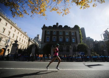 NEW YORK CITY, Seorang peserta berlari dalam ajang New York City Marathon ke-50 di New York, Amerika Serikat (AS), pada 7 November 2021. (Xinhua/Wang Ying)