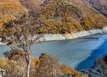 DEBAR, Foto yang diabadikan pada 7 November 2021 ini menunjukkan Danau Debar di Makedonia Utara. Tingkat permukaan air yang rendah di Danau Debar berdampak terhadap produktivitas Pembangkit Listrik Tenaga Air Globocica di danau tersebut. (Xinhua/Tomislav Georgiev)