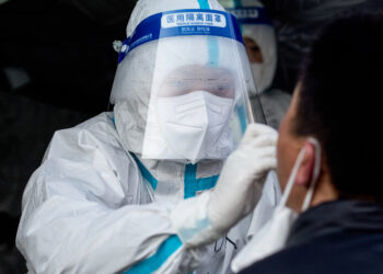 XINING, Seorang tenaga kesehatan mengambil sampel usap dari seorang warga untuk tes asam nukleat di sebuah lokasi tes di Xining, Provinsi Qinghai, China barat laut, pada 8 November 2021. Xining memulai putaran kedua tes asam nukleat massal pada Senin (8/11) pukul 09.00 waktu setempat. Per 7 November, Xining telah menyelesaikan putaran pertama tes asam nukleat, dan seluruh sampel usap dari 1.448.000 warga kembali menunjukkan hasil negatif. (Xinhua/Wu Gang)