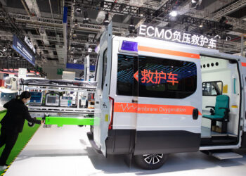 SHANGHAI, Sebuah ambulans isolasi tekanan negatif yang dilengkapi dengan mesin ECMO dipamerkan di Area Ekshibisi Peralatan Medis dan Produk Kesehatan Pameran Impor Internasional China (China International Import Expo/CIIE) keempat di Shanghai, China timur, pada 8 November 2021. (Xinhua/Jin Liwang)