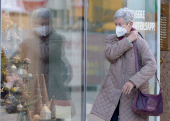WINA, Seorang warga yang mengenakan masker melintas di sebuah jalan di Wina, Austria, pada 8 November 2021. Pemerintah Austria memperketat regulasi terkait pandemi guna meredam peningkatan infeksi baru-baru ini. (Xinhua/Guo Chen)