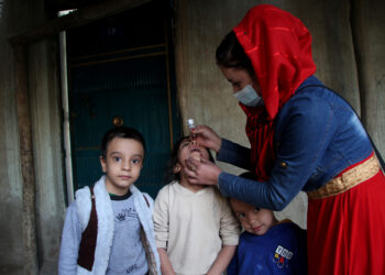KABUL, Seorang tenaga kesehatan memberikan vaksin polio kepada seorang anak dalam kampanye vaksinasi polio di Kabul, ibu kota Afghanistan, pada 8 November 2021. Kementerian Kesehatan Masyarakat Afghanistan pada Senin (8/11) meluncurkan kampanye antipolio nasional guna memberantas penyakit pemicu kelumpuhan tersebut di kalangan anak-anak di negara yang dilanda perang itu. (Xinhua/Saifurahman Safi)