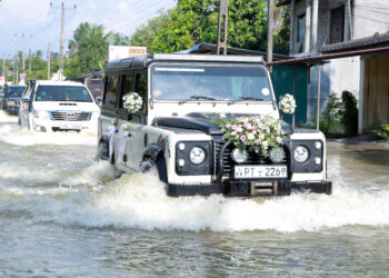 KOCHCHIKADE, Sejumlah kendaraan melintasi jalan yang terendam banjir di Kochchikade, sebuah kota di Negombo, Sri Lanka, pada 10 November 2021. Korban jiwa akibat hujan lebat yang melanda Sri Lanka bertambah menjadi 11 orang, sementara 7.000 orang turut terkena dampak, kata Pusat Penanggulangan Bencana Sri Lanka pada Selasa (9/11). (Xinhua/Ajith Perera)