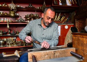 DAMASKUS, Seorang perajin pedang bekerja di bengkel kerjanya di Damaskus, Suriah, pada 10 November 2021. Membuat pedang dan belati menjadi profesi warga di Suriah sejak zaman dulu. (Xinhua/Ammar Safarjalani)