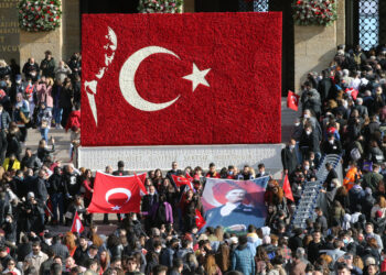 ISTANBUL, Orang-orang berkumpul untuk memperingati 83 tahun wafatnya Mustafa Kemal Ataturk di Istanbul, Turki, pada 10 November 2021. Turki pada Rabu (10/11) berkabung untuk memperingati 83 tahun wafatnya Mustafa Kemal Ataturk, pendiri Republik Turki, dengan serangkaian acara. Puluhan ribu warga Turki berbondong-bondong turun ke jalan-jalan di Istanbul, kota terbesar Turki, untuk mengheningkan cipta selama dua menit pada pukul 09.05 waktu setempat, yang merupakan waktu meninggalnya pemimpin Turki tersebut. (Xinhua/Mustafa Kaya)