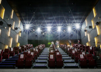 QUEZON, Orang-orang yang mengenakan masker duduk dengan menjaga jarak sosial di sebuah bioskop di Quezon City, Filipina, pada 10 November 2021. Bioskop-bioskop di Metro Manila dibuka kembali untuk umum mulai Rabu (10/11). (Xinhua/Rouelle Umali)
