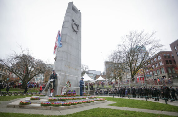 VANCOUVER, Anggota militer Kanada menghadiri upacara Remembrance Day atau Hari Veteran di Vancouver, Kanada, pada 11 November 2021. Orang-orang di seluruh Kanada berpartisipasi dalam upacara Hari Veteran untuk menghormati para veteran. (Xinhua/Liang Sen)