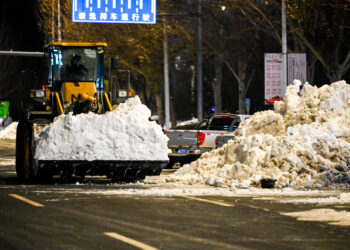TONGLIAO, Sebuah kendaraan membersihkan salju dari jalan di Tongliao, Daerah Otonom Mongolia Dalam, China utara, pada 11 November 2021. Merespons rekor badai salju yang terjadi, pemerintah Tongliao telah melakukan operasi pembersihan salju sepanjang waktu untuk memulihkan arus transportasi setempat. (Xinhua/Lian Zhen)