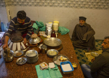 SRINAGAR, Seorang juru masak (kiri) menyiapkan Harisa, sebuah hidangan khas musim dingin, di Kota Srinagar, ibu kota Kashmir yang dikuasai India, pada 13 November 2021. Harisa adalah makanan khas tradisional Kashmir yang berisikan daging, nasi, dan rempah-rempah yang dimasak selama 12 jam. (Xinhua/Javed Dar)