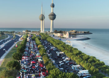 KUWAIT CITY, Foto dari udara yang diabadikan pada 13 November 2021 ini menunjukkan sebuah pameran mobil klasik di Kuwait City, Kuwait. (Xinhua/Asad)