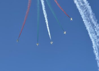DUBAI, Sejumlah pesawat melakukan atraksi aerobatik dalam Dubai Air Show di Dubai, Uni Emirat Arab, pada 14 November 2021. (Xinhua/Su Xiaopo)