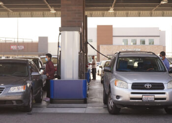 LOS ANGELES, Orang-orang mengisi bahan bakar kendaraan di sebuah stasiun pengisian bahan bakar umum di Los Angeles, Amerika Serikat, pada 15 November 2021. Harga rata-rata bensin di California pada Senin (15/11) mencapai 4,682 dolar AS (1 dolar AS = Rp14.206) per galon, rekor baru untuk hari kedua berturut-turut di negara bagian terpadat di AS itu. Menurut Asosiasi Otomotif Amerika (American Automobile Association/AAA), harga rata-rata untuk bensin reguler pada Minggu (14/11) tercatat 4,676 dolar AS per galon, mengalahkan rekor sebelumnya di California yaitu 4,671 dolar untuk bensin reguler pada Oktober 2012. (Xinhua/Zeng Hui)